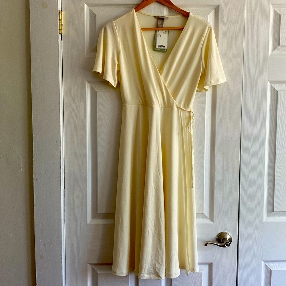H&M V-neck short sleeve midi white dress